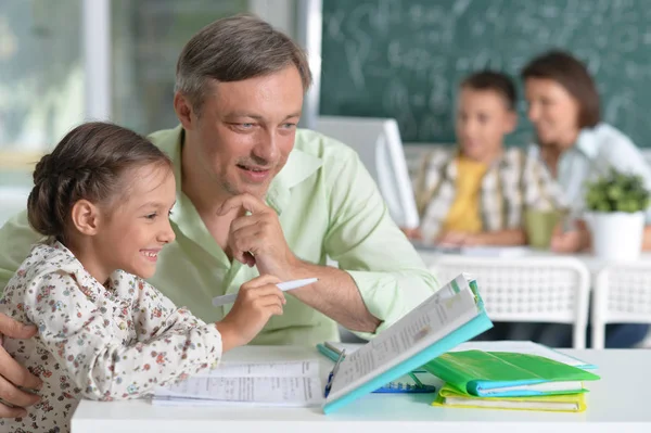 Père aide fille avec les devoirs — Photo