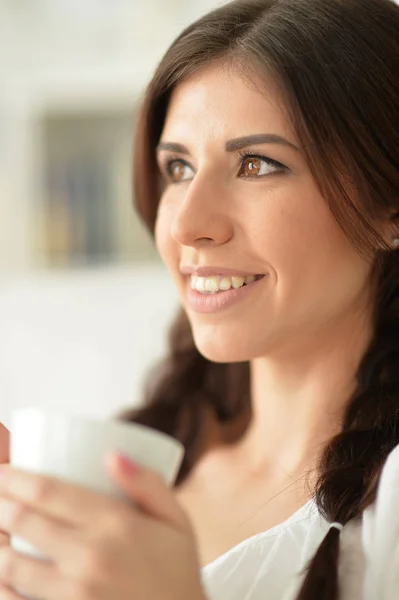 Joven Hermosa Mujer Con Una Taza Sofá Casa — Foto de Stock