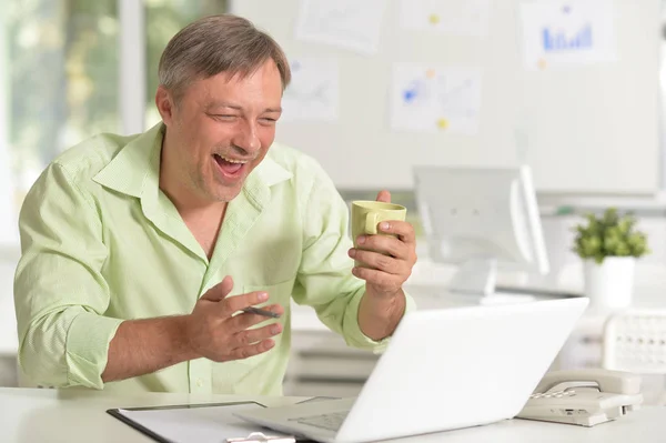 Man working with laptop — Stock Photo, Image