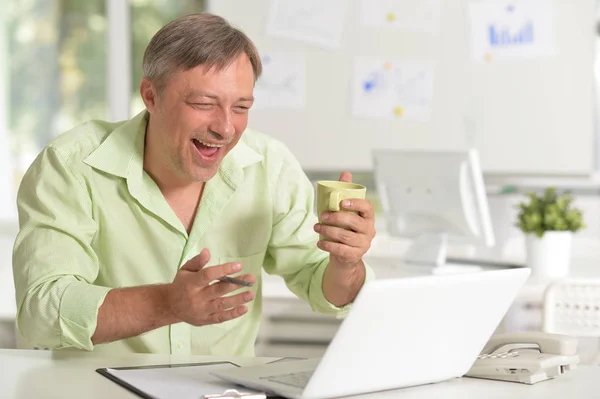 Homem trabalhando com laptop — Fotografia de Stock