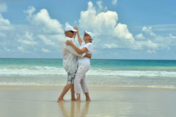 Feliz Pareja Ancianos Descansando Playa Bailando — Foto de Stock