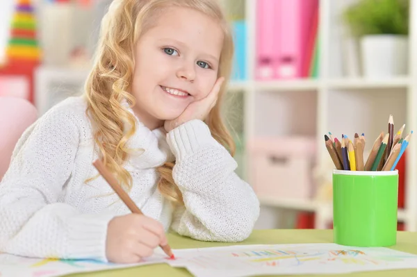 快乐的学生女孩画与彩色铅笔 — 图库照片