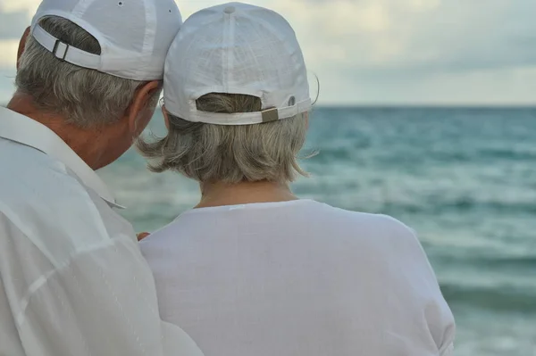 Pareja de ancianos descansan en resort tropical —  Fotos de Stock