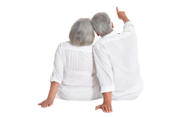 后视图的年长夫妇拥抱孤立在白色背景上 — 图库照片