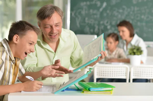 Vader die de Zoon helpt met huiswerk — Stockfoto