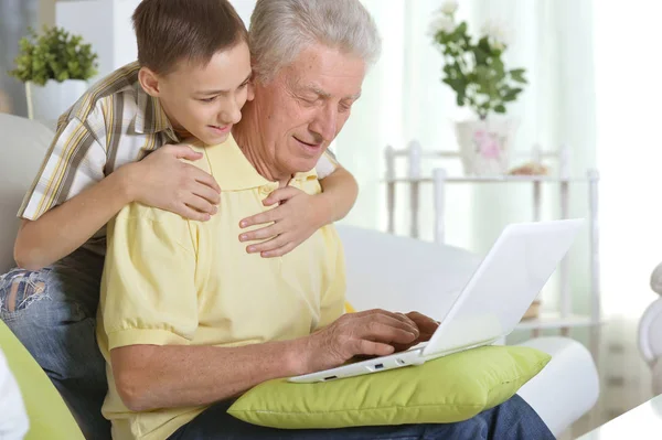 Abuelo Con Nieto Usando Portátil Casa —  Fotos de Stock