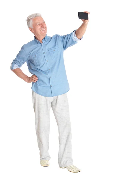 年配の男性が白い背景に分離された Selfie を取る — ストック写真