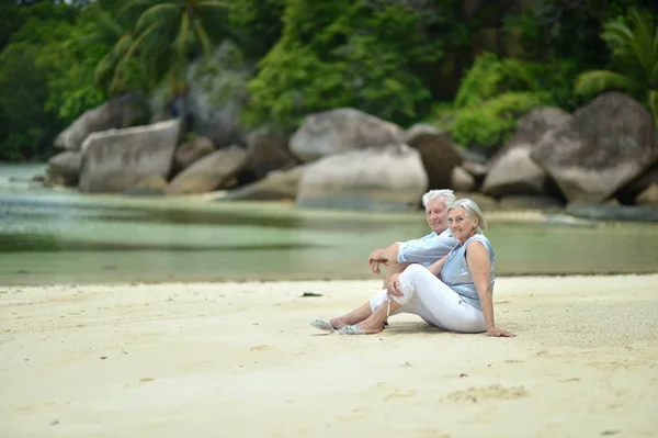 Casal de idosos descansam na praia tropical — Fotografia de Stock