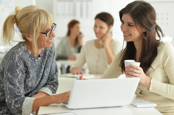 Frauen arbeiten im Büro zusammen — Stockfoto