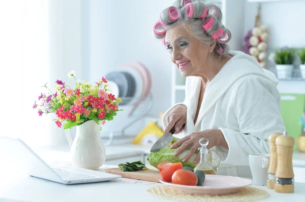 Donna anziana in rulli per capelli — Foto Stock