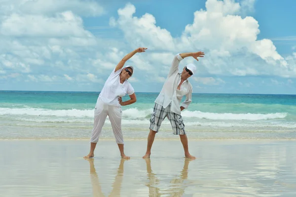 热带海滩快乐老年夫妇运动 — 图库照片
