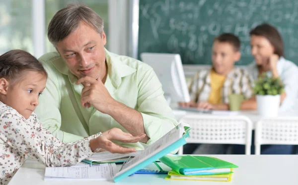Father helps daughter with homework — Stock Photo, Image