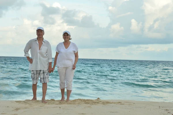 Casal Idoso Descansando Praia Mãos Dadas — Fotografia de Stock