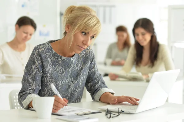 Kvinnor som arbetar tillsammans i office — Stockfoto