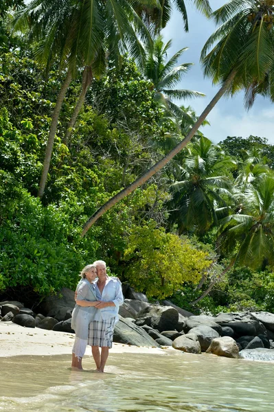 Пожилая Пара Отдыхает Пляже Поездки — стоковое фото