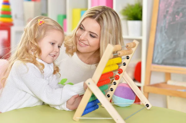 Moeder met dochtertje — Stockfoto