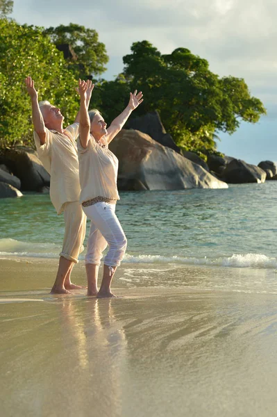 Pareja Ancianos Descansando Playa Viajes — Foto de Stock