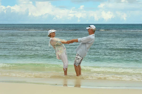 Casal de idosos na praia tropical — Fotografia de Stock