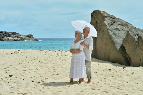 Felice Coppia Anziana Che Riposa Sulla Spiaggia Tropicale Con Ombrellone — Foto Stock