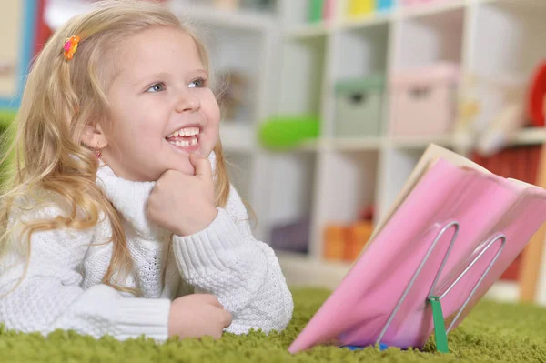 Nettes Glückliches Mädchen Das Hause Lernt — Stockfoto