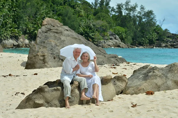 Glückliches Älteres Paar Ruht Sich Tropischen Strand Mit Sonnenschirm Aus — Stockfoto