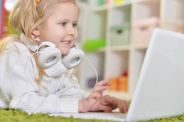 Flicka Med Hörlurar Använder Laptop Hennes Rum — Stockfoto