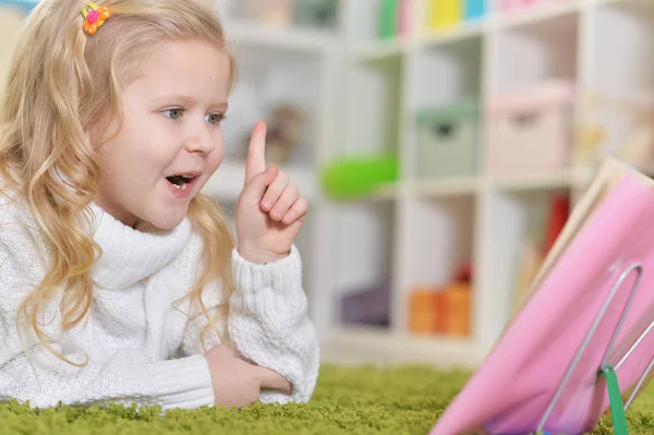 Schattig klein meisje — Stockfoto