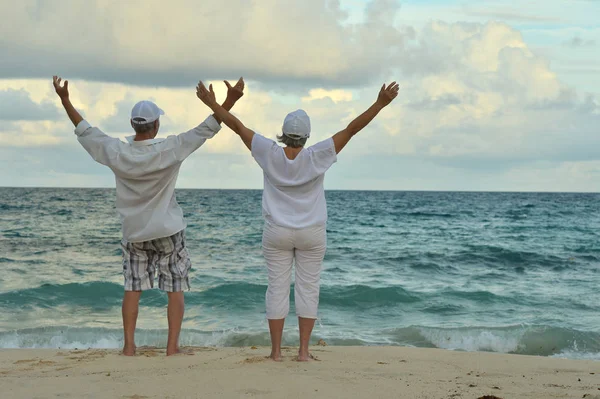Anziani coppia riposo al resort tropicale — Foto Stock