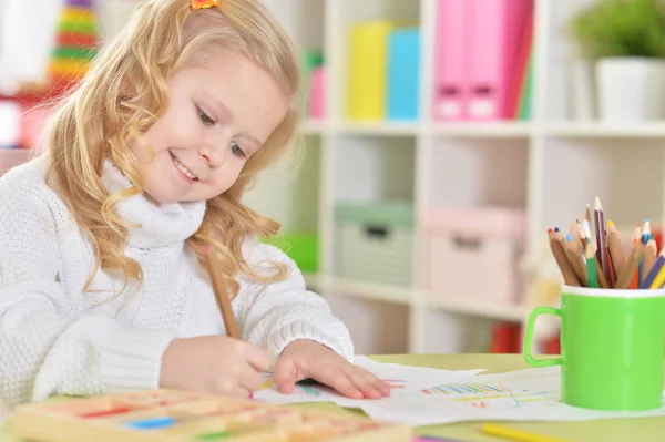 カラフルな鉛筆で描く幸せな学生少女 — ストック写真