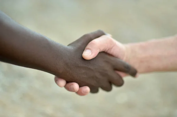 Manos multiétnicas en apretón de manos — Foto de Stock