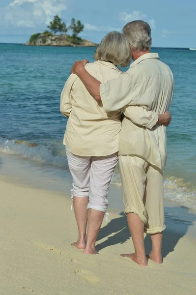 Couple Âgé Reposant Sur Plage Voyages — Photo