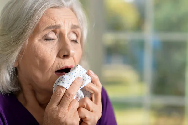 Sjuka äldre kvinna — Stockfoto