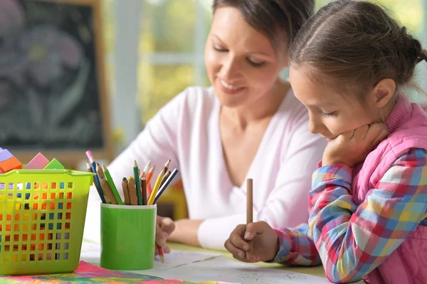 Madre Con Figlia Che Disegna Con Matite Colorate — Foto Stock