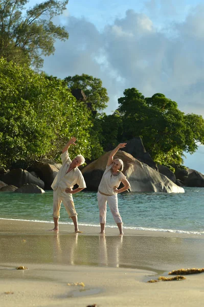 Happy Elderly Couple Tropical Beach Exercising — Stock Photo, Image