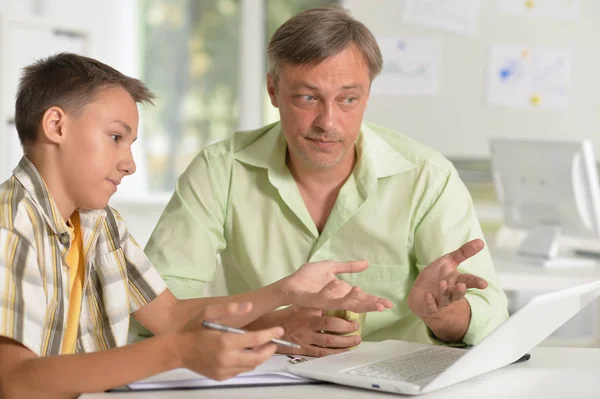 Sohn Und Vater Nutzen Laptop Hause — Stockfoto