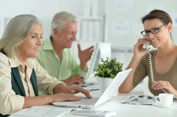 Werkende mensen uit het bedrijfsleven in kantoor — Stockfoto