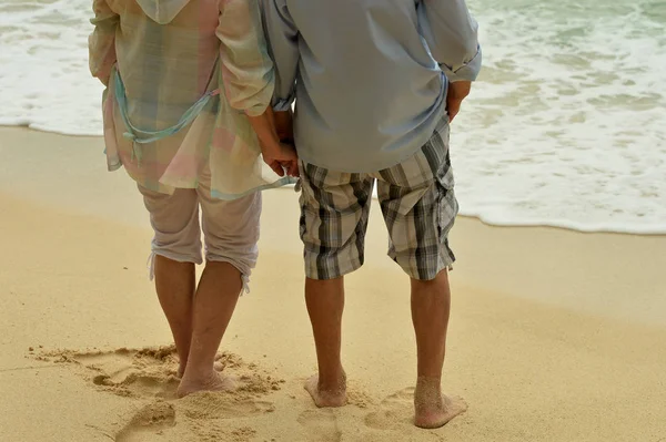 Legs of couple on beach — Stock Photo, Image