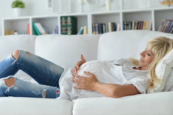 Bella Donna Incinta Posa Casa — Foto Stock