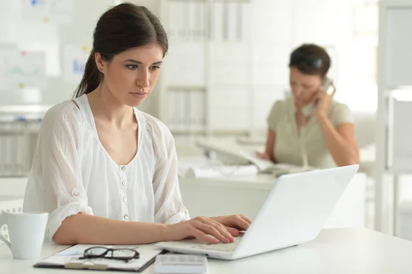 Jonge Aantrekkelijke Vrouw Die Werkt Met Laptop Office — Stockfoto
