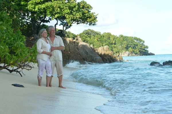 Pareja Ancianos Descansando Playa Viajes — Foto de Stock