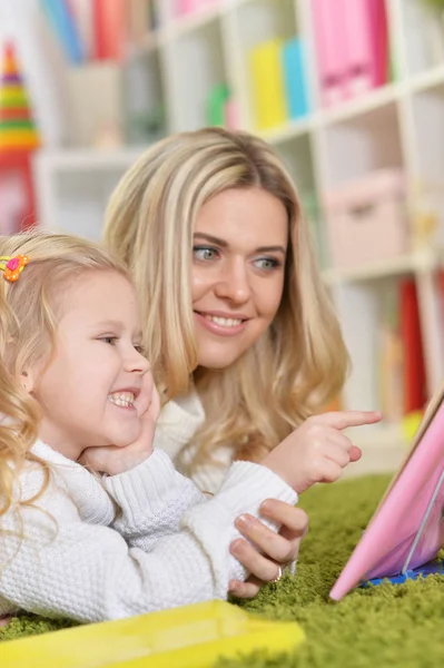 Moeder met dochtertje — Stockfoto