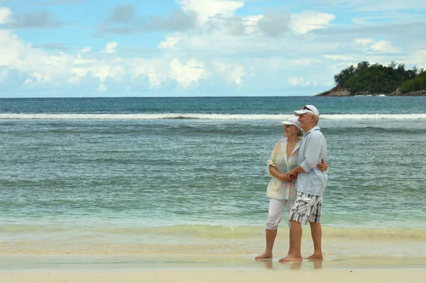 Bejaarde echtpaar op tropisch strand — Stockfoto