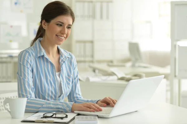 Jovem Mulher Atraente Trabalhando Com Laptop Escritório — Fotografia de Stock