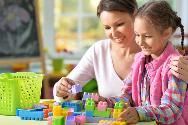 Liten Flicka Och Hennes Mamma Leker Med Färgglada Plast Block — Stockfoto