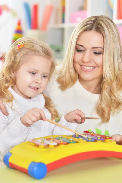 Moeder met dochtertje — Stockfoto