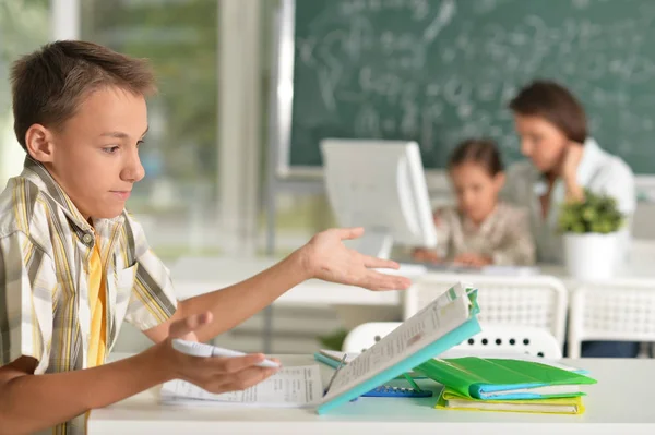 Kinder in der Schule im Klassenzimmer — Stockfoto