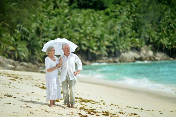 Glückliches Älteres Paar Ruht Sich Tropischen Strand Mit Sonnenschirm Aus — Stockfoto