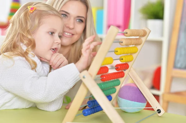 Madre con hija pequeña — Foto de Stock