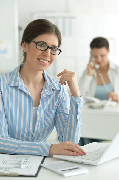 Jonge Aantrekkelijke Vrouw Die Werkt Met Laptop Office — Stockfoto