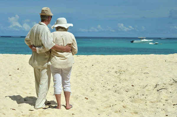 Casal Idosos Descansando Praia Viagens — Fotografia de Stock